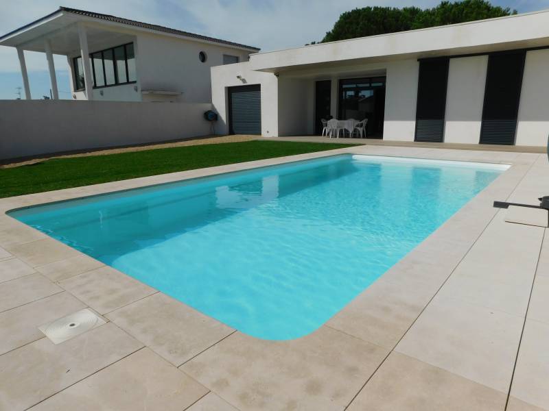 Vente et installation d'une piscine coque polyester 8X4 sur Béziers