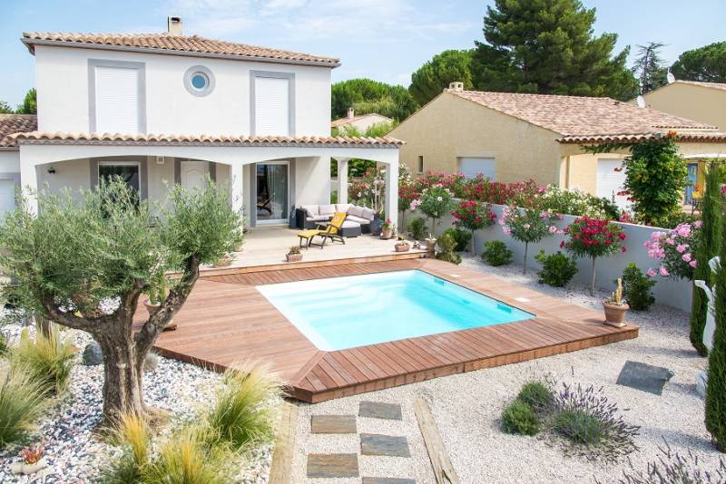 Vente piscine carrée polyester coque à Montpellier dans l'Hérault