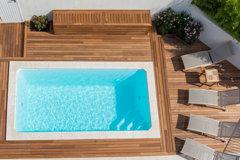 Réalisation d'une piscine polyester avec escalier d'angle modèle Majorque à Nimes