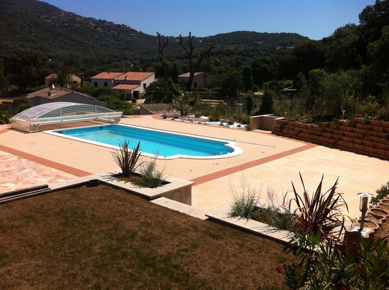 Modèle de piscine coque polyester avec escalier roman en Corse