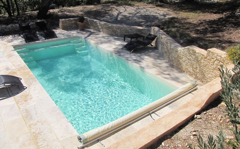 Prix d'une piscine coque polyester 7X3 tout compris sur le Gard