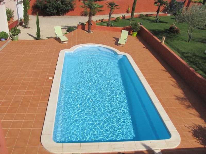 Modèle de piscine coque fond incliné pente douce à Bézier dans l'Hérault