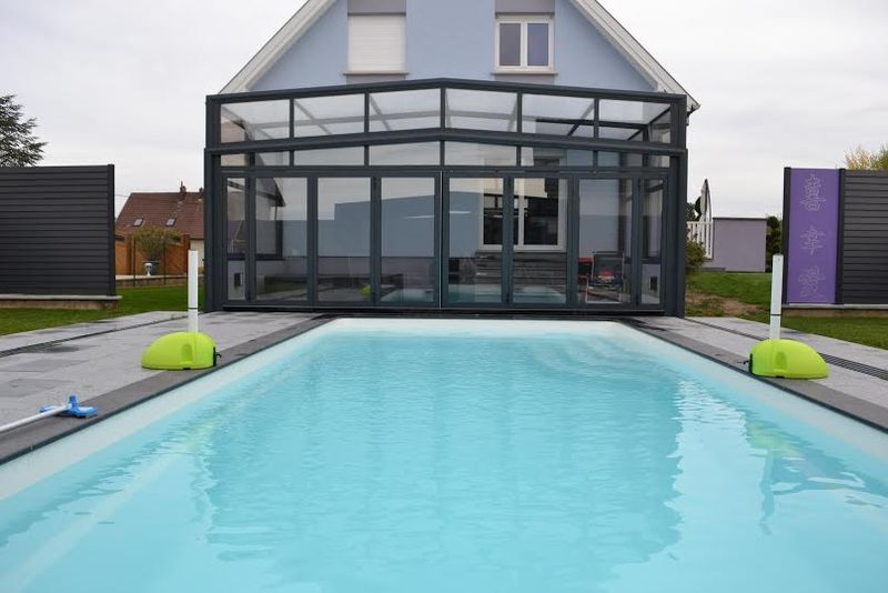 Devis piscine coque polyester avec couverture en fond sur Chambéry