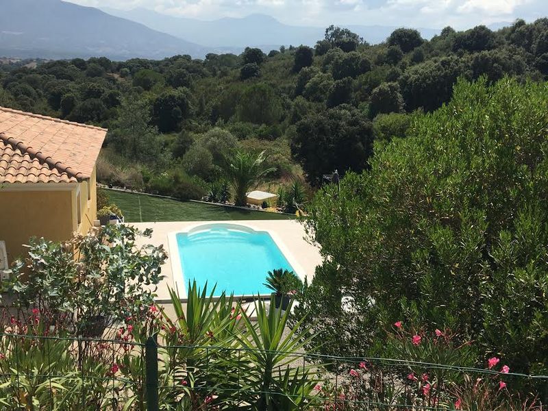 Vente et pose d'une piscine coque polyester 8X4 avec fond incliné en Corse