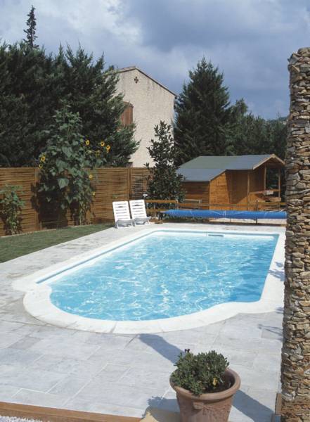 Vente et pose d'une piscine coque polyester  avec escalier roman à Orange modèle Chypre