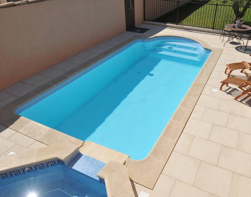 Piscine coque france piscine avec spa à débordement sur Montpellier