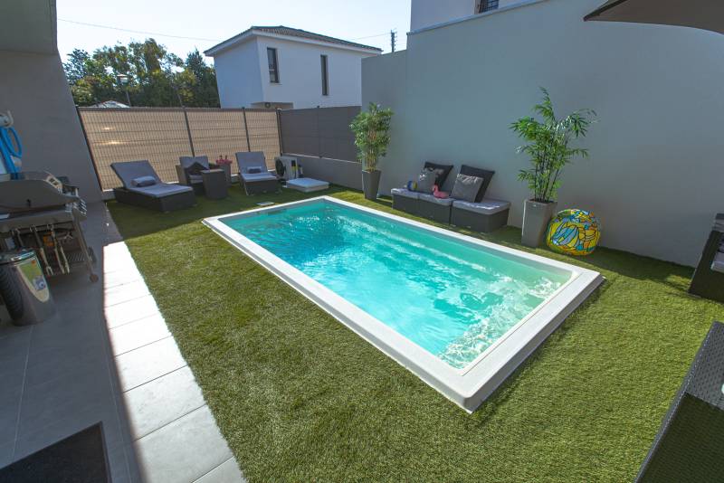 Faire installer une petite piscine coque polyester sur Istres 13