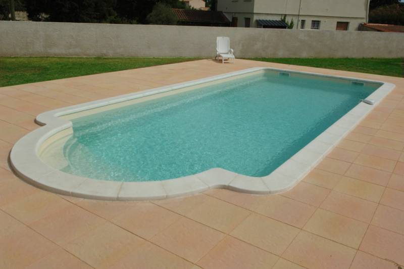Modèle piscine coque polyester avec escalier roman et banquette sur Narbonne-Lézignan dans l'Aude
