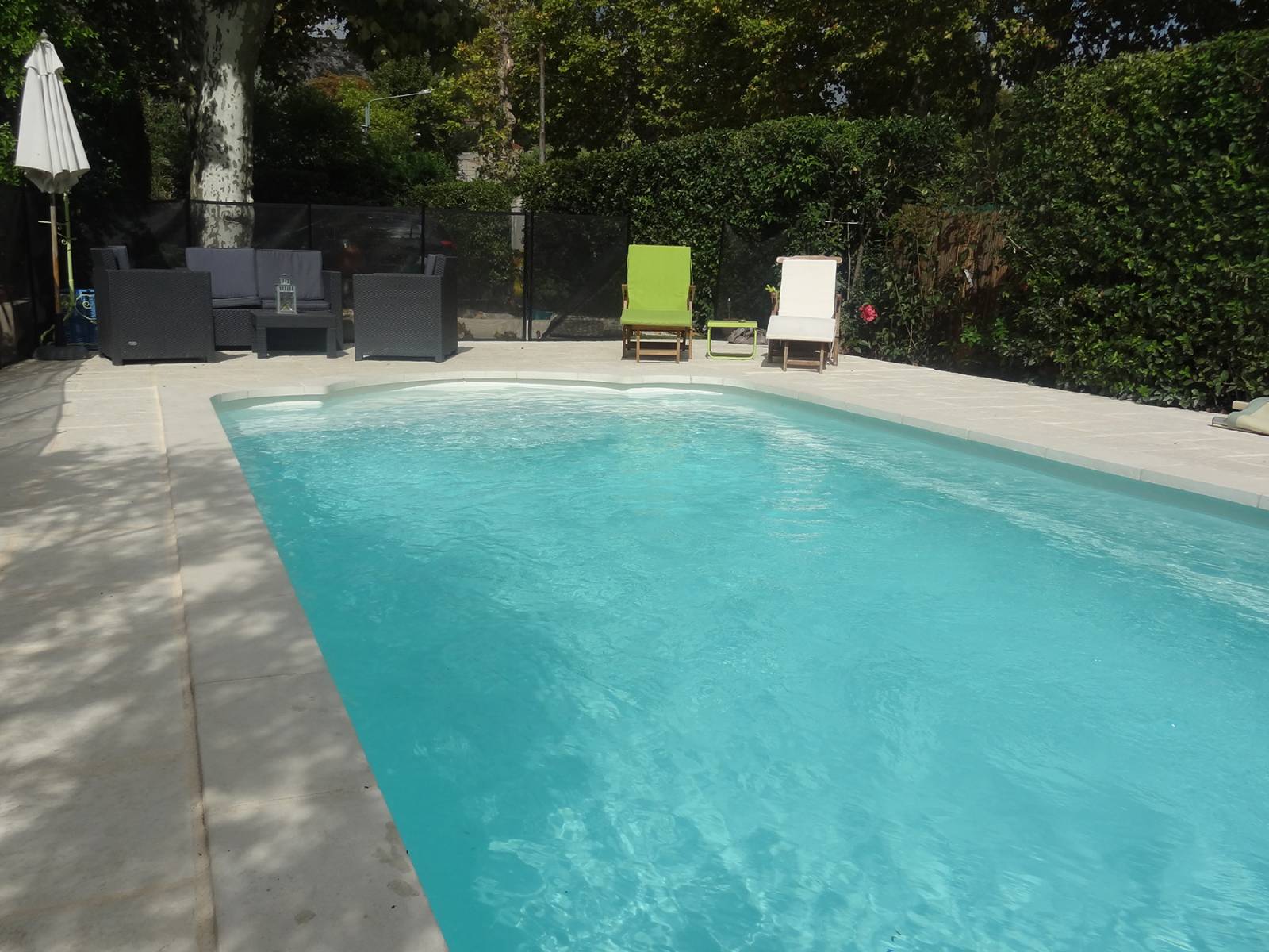 RÉALISATION D'UNE PISCINE COQUE POLYESTER AVEC BANQUETTE ET ESCALIER ROMAN À GIGNAC MODÈLE DÉCLIC 850 FT