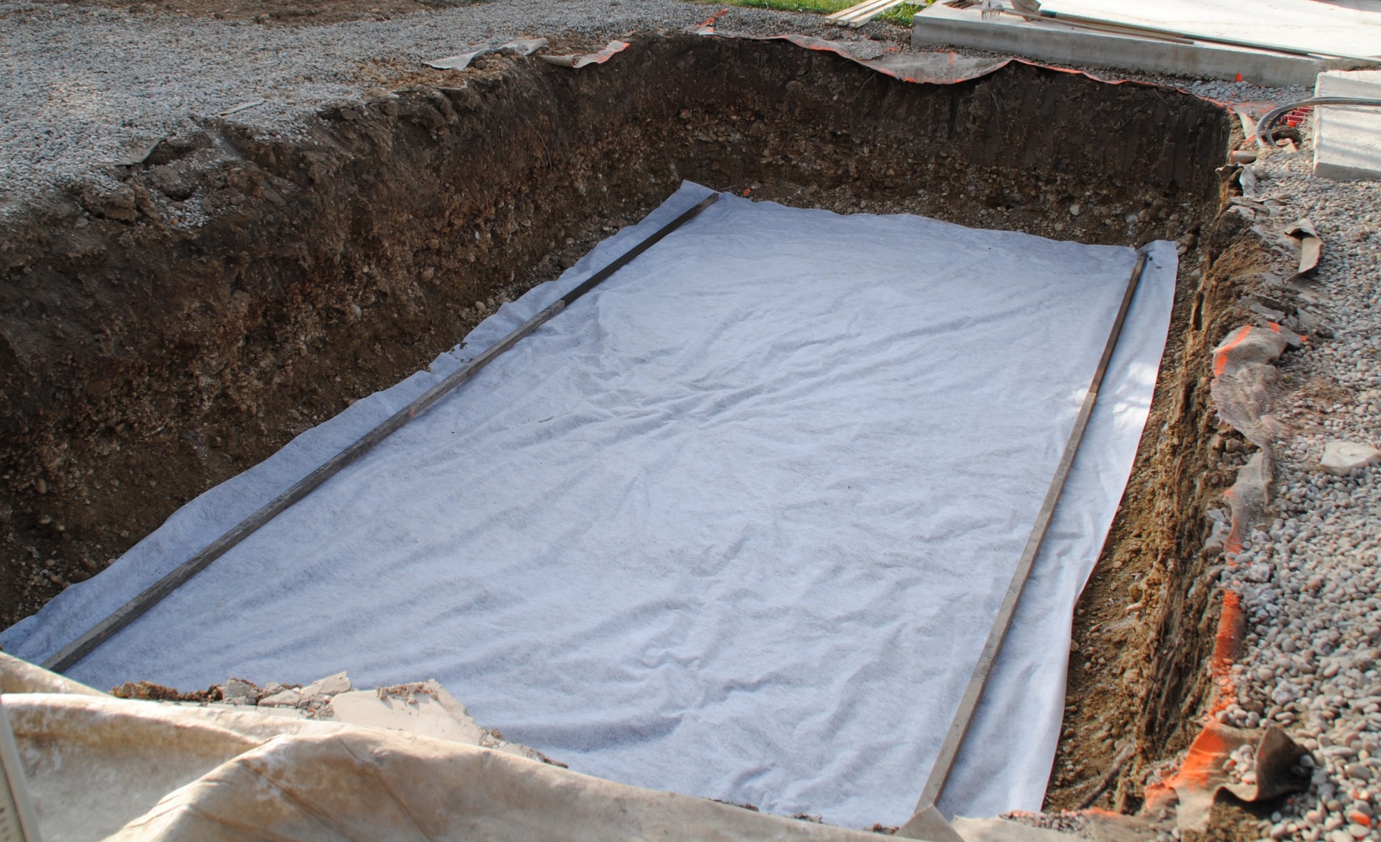 stabiliser le sol d'une piscine coque polyester