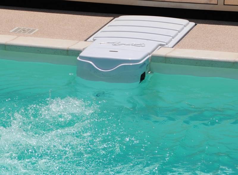 nage à contre courant sur piscine coque polyester à saint rémy de provence