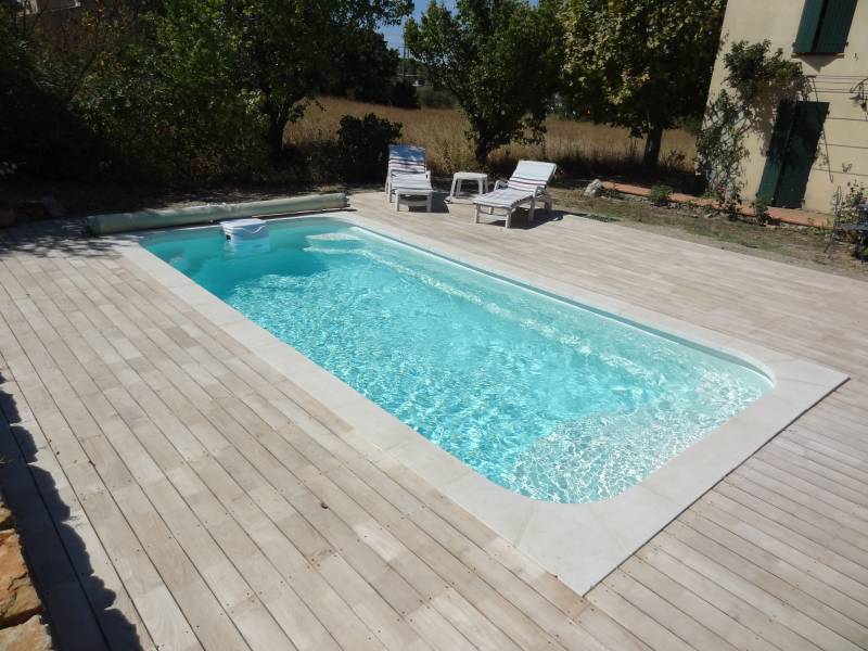 Vente et installation d'une piscine coque polyester rectangulaire à Marseille 11ème