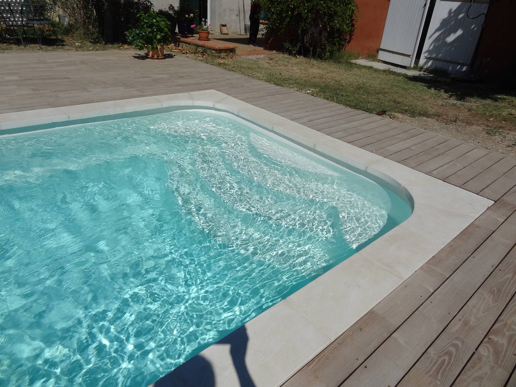 PISCINE COQU PAS CHÈRE AVEC BANQUETTE ET ESCALIER CONVIVIAL