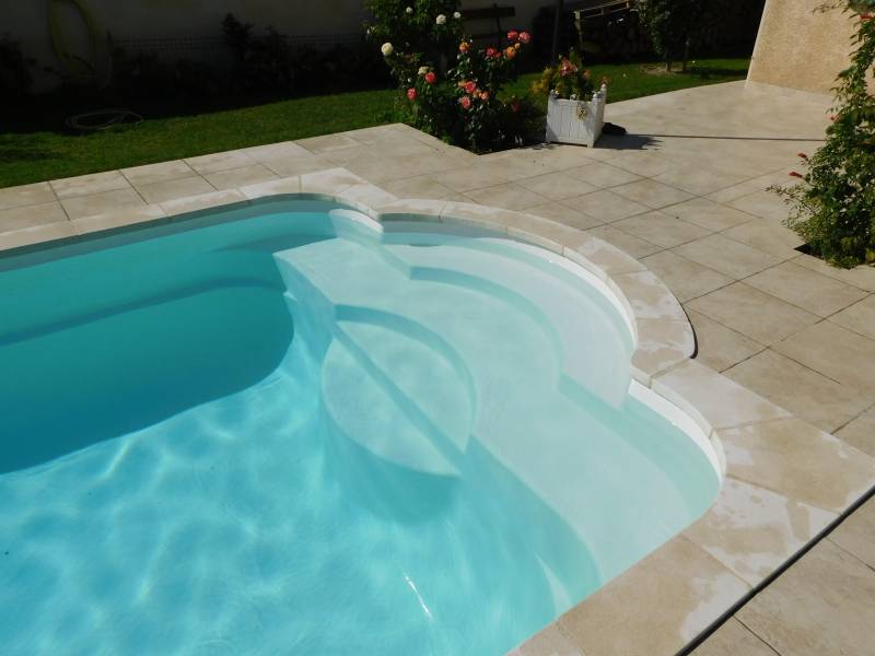 RÉALISATION D'UNE PISCINE COQUE POLYESTER AVEC BANQUETTE ET ESCALIER ROMAN À GIGNAC MODÈLE DÉCLIC 850 FT