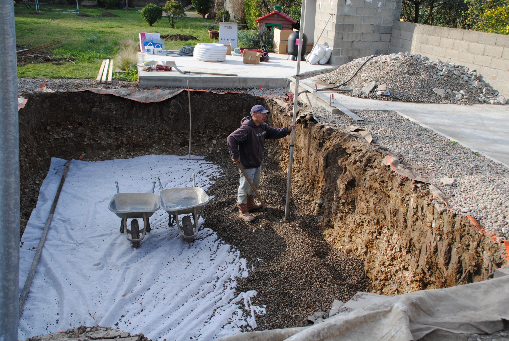 réalisation d'une chappe en gravier pour poser une piscine