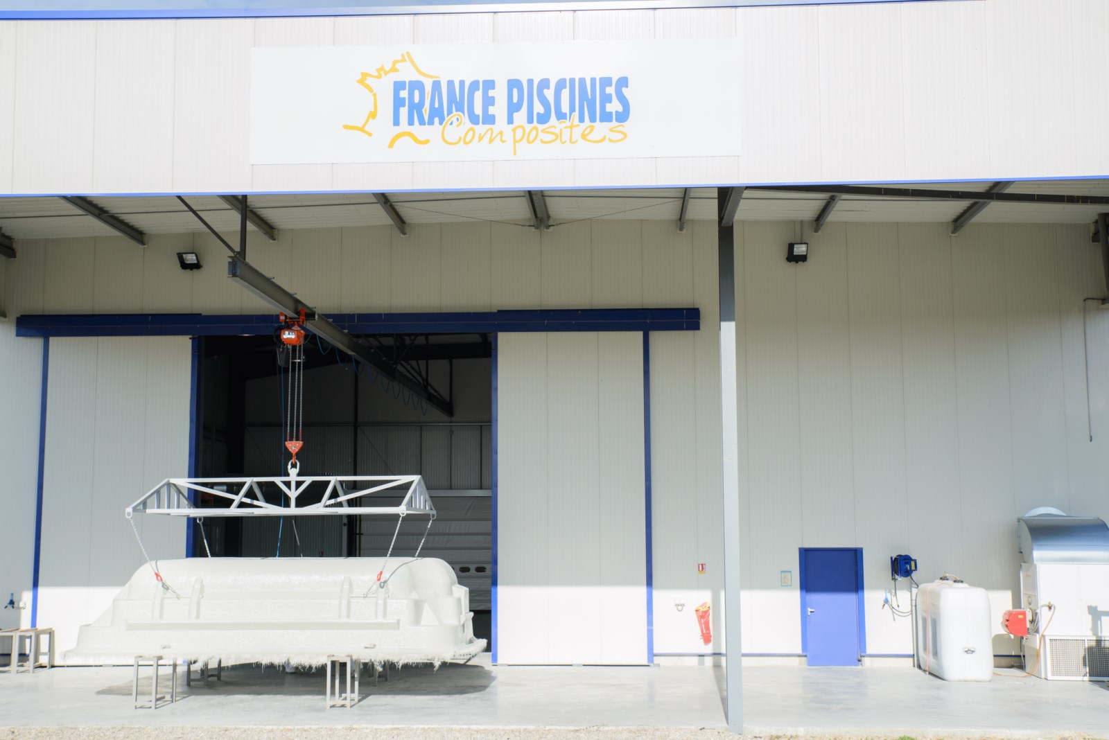 Démoulage d'une piscine coque avec un palan