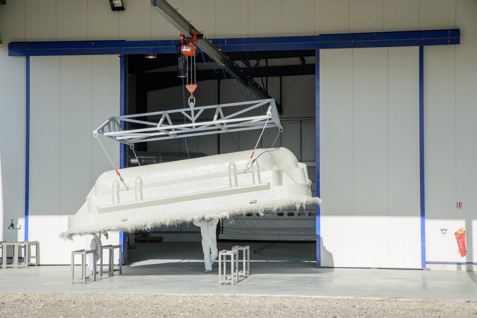 fabrication automatique d'une piscine coque polyester