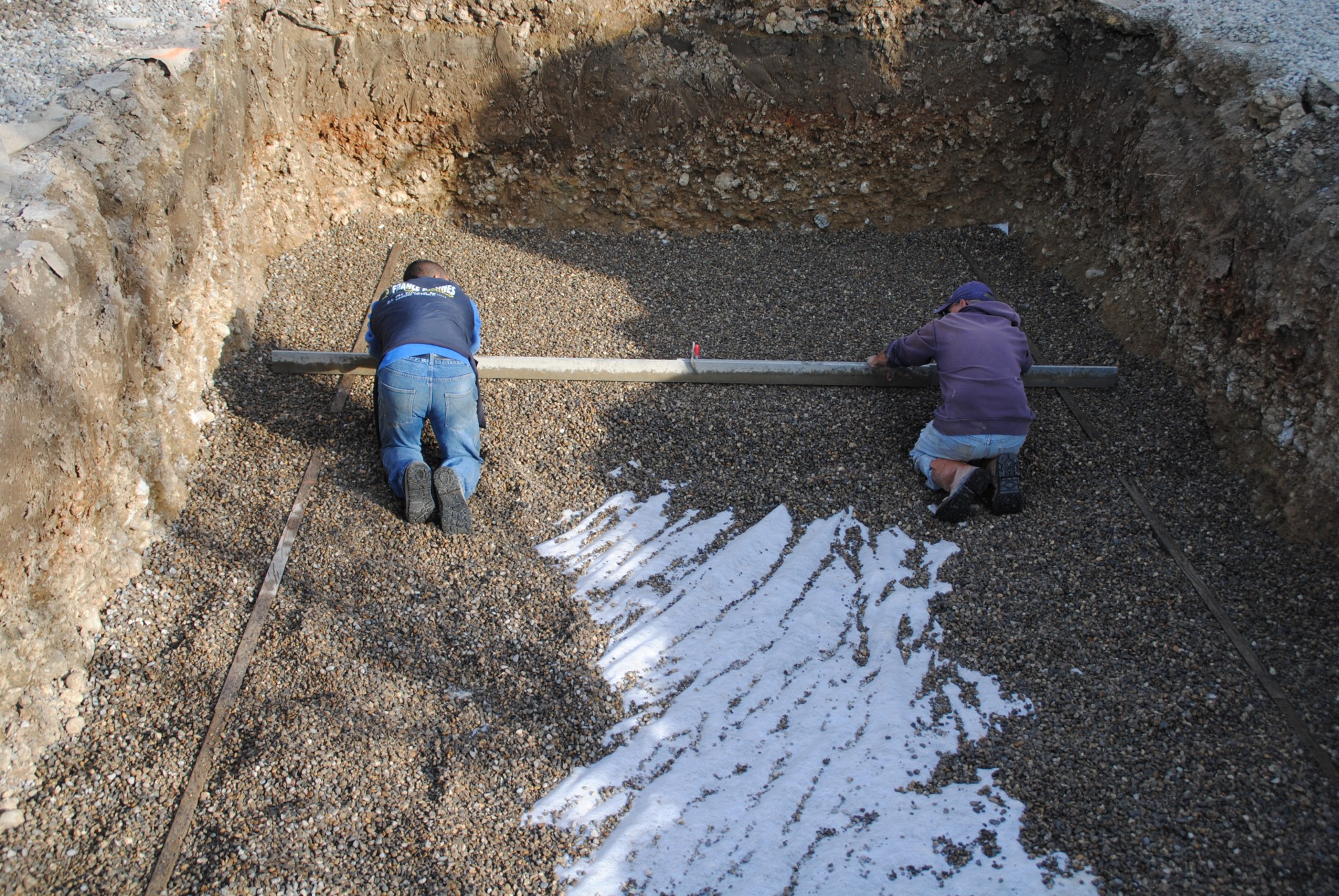 Comment tirer un radier parfaitement de niveau pour une piscine