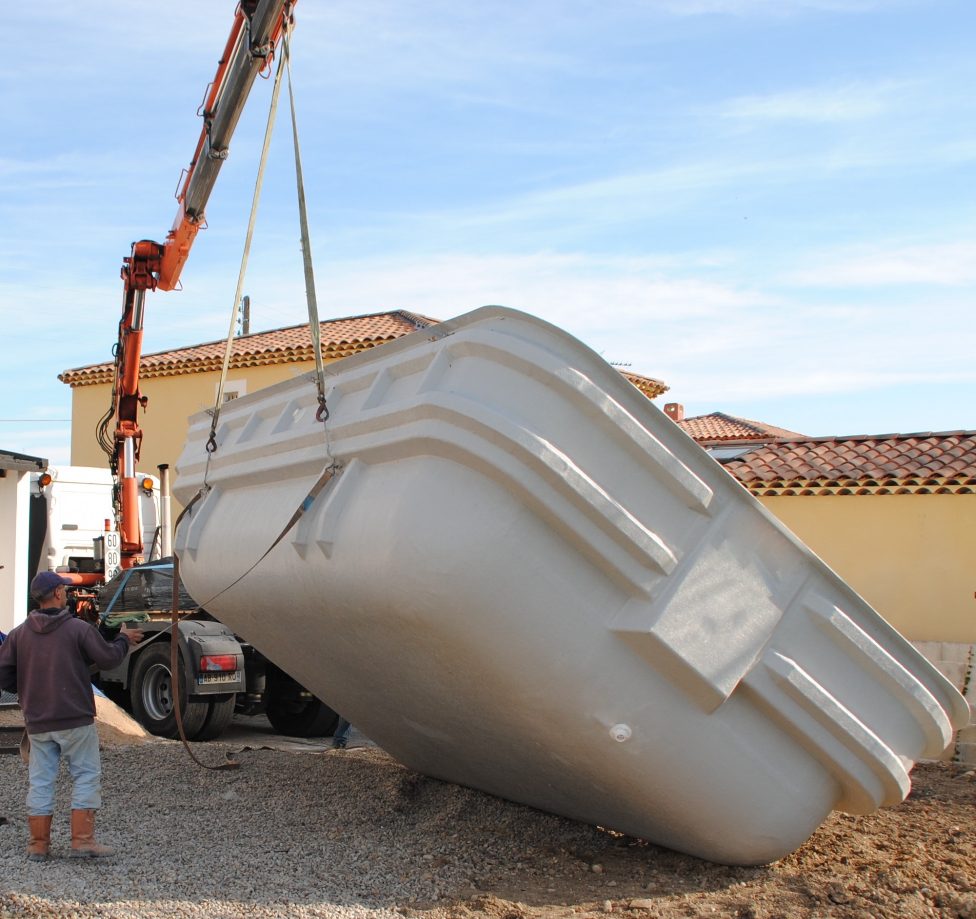 pose à plat d'une piscine coque polyester