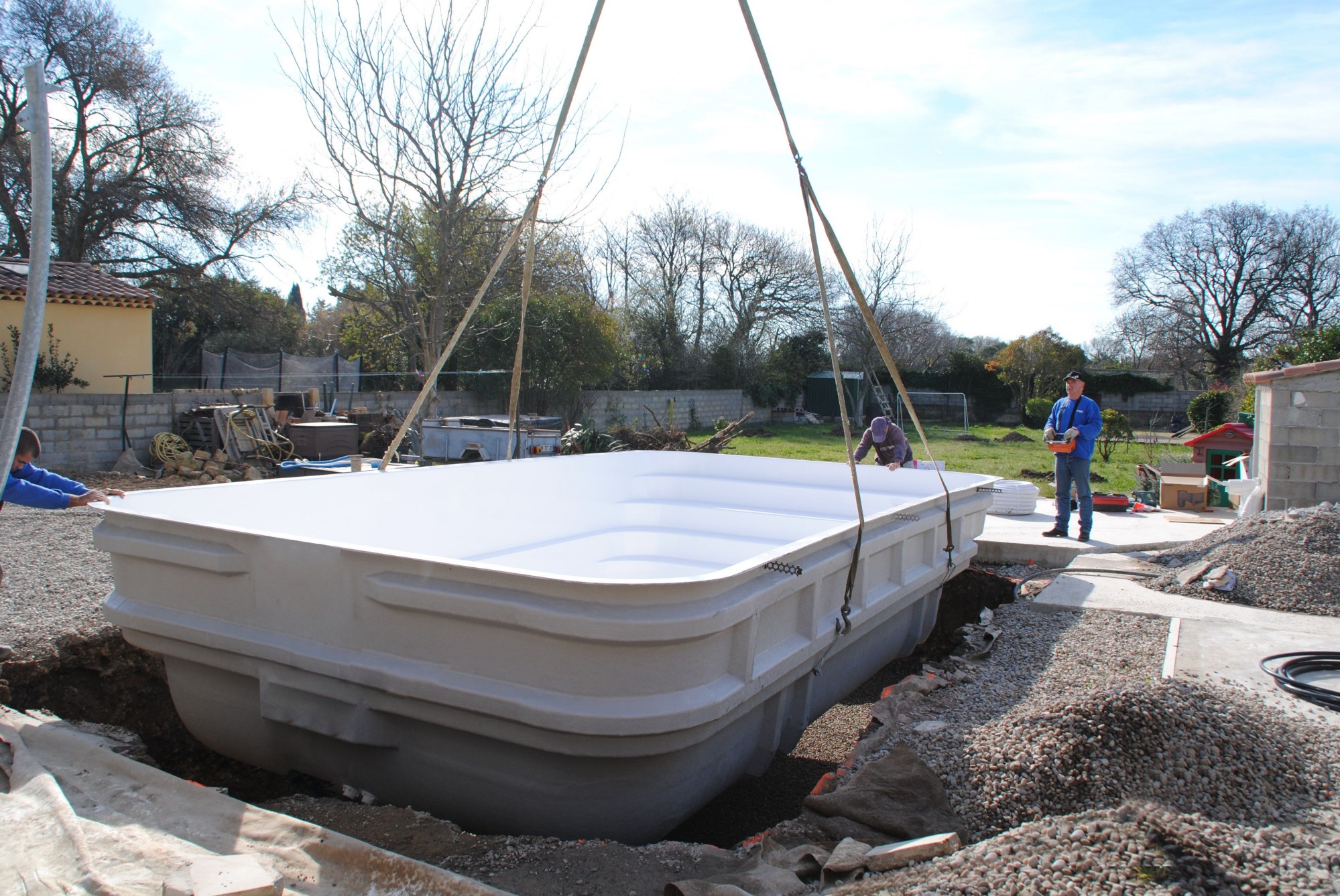 livraison camion grue piscine coque polyester