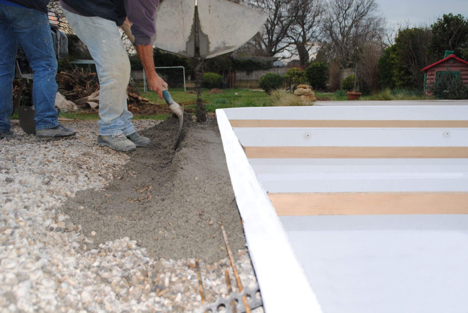 Réalisation d'une ceinture bétonsur une piscine pour collage des margelles