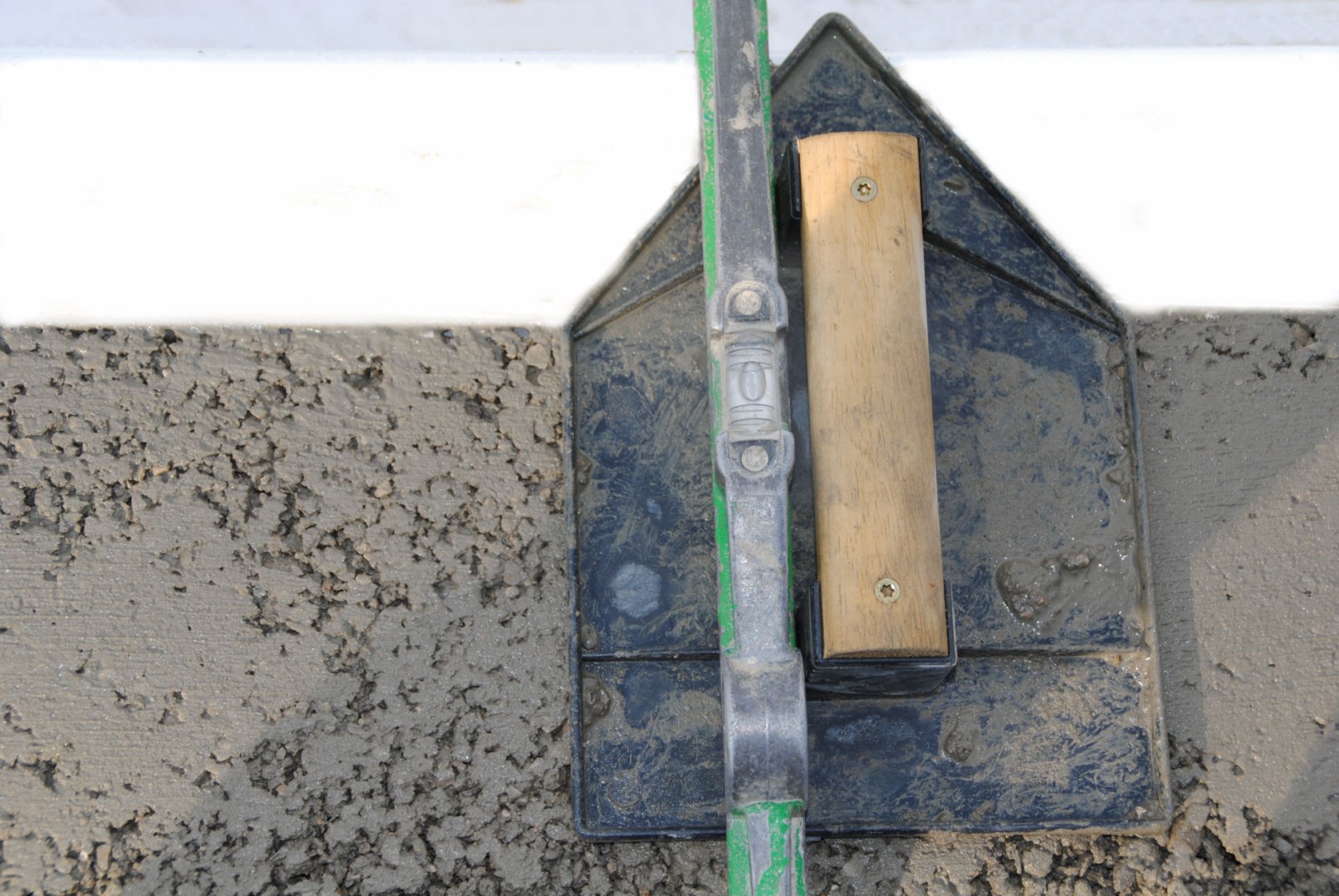 comment réaliser une ceinture béton sur une piscine