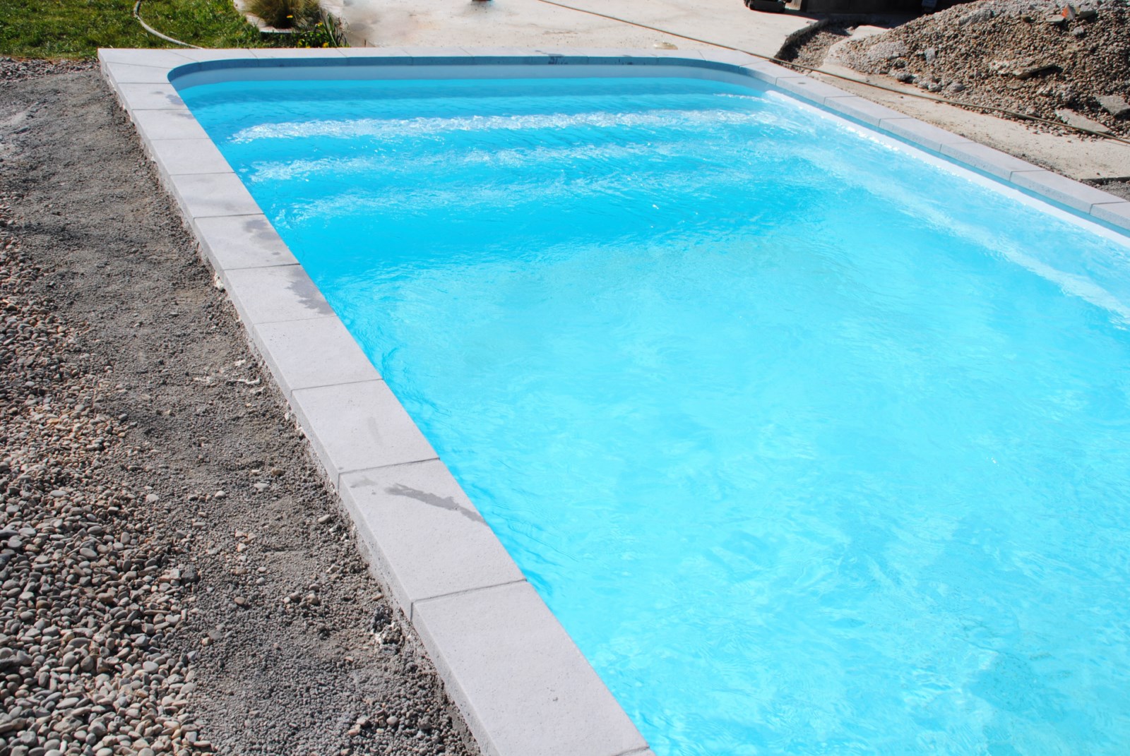 Mise en eau d'une piscine polyester