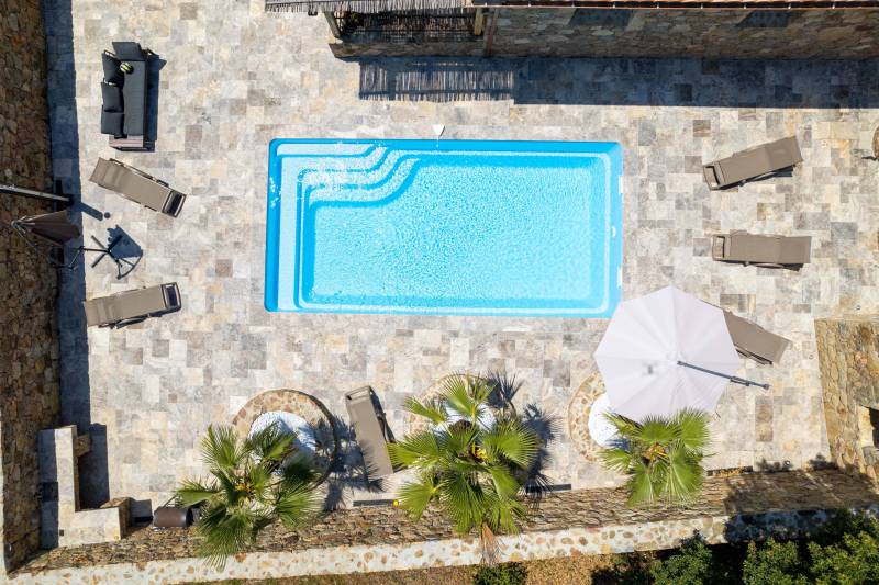 PISCINE COQUE POLYESTER RECTANGULAIRE AVEC ESCALIER D'ANGLE ET BANQUETTE MODÈLE FÉROÉ