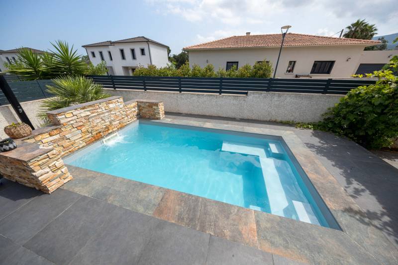 PISCINE COQUE POLYESTER DE MOINS DE 10M2 À FOND PLAT AVEC ESCALIER D'ANGLE MODÈLE WALLIS