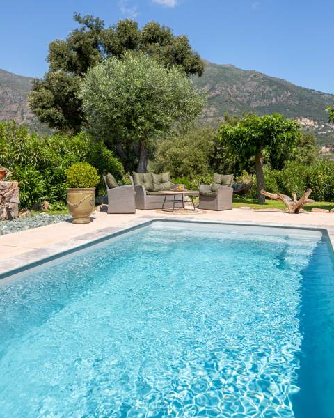 PISCINE COQUE POLYESTER RECTANGULAIRE AVEC BANQUETTE ET ESCALIERS D'ANGLES MODÈLE BAHAMAS À BÉZIERS