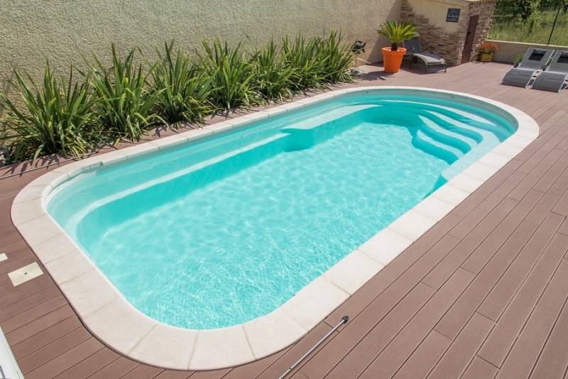 PISCINE COQUE POLYESTER AVEC BANQUETTE MODÈLE JAMAÏQUE