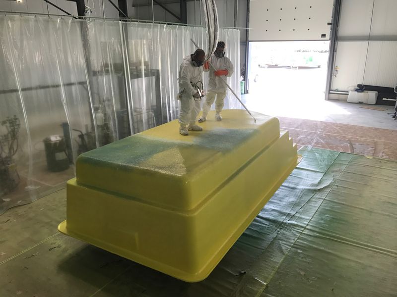 APPLICATION DE FIBRE DE VERRE ET RÉSINE SUR UNE PISCINE COQUE POLYESTER