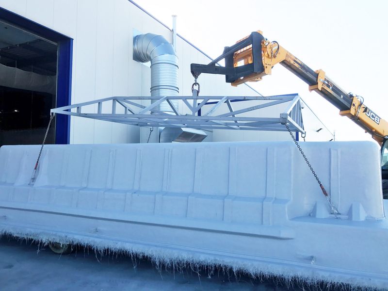 DEMOULAGE D'UNE PISCINE COQUE POLYESTER FIBRE DE VERRE ET CERAMIQUE