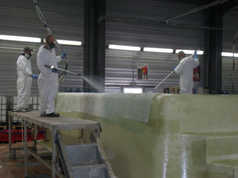 Application de mat de verre piscine coque