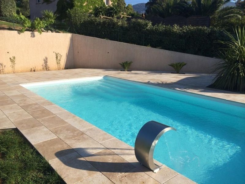 Quels sont les avantages d'une piscine coque polyester?