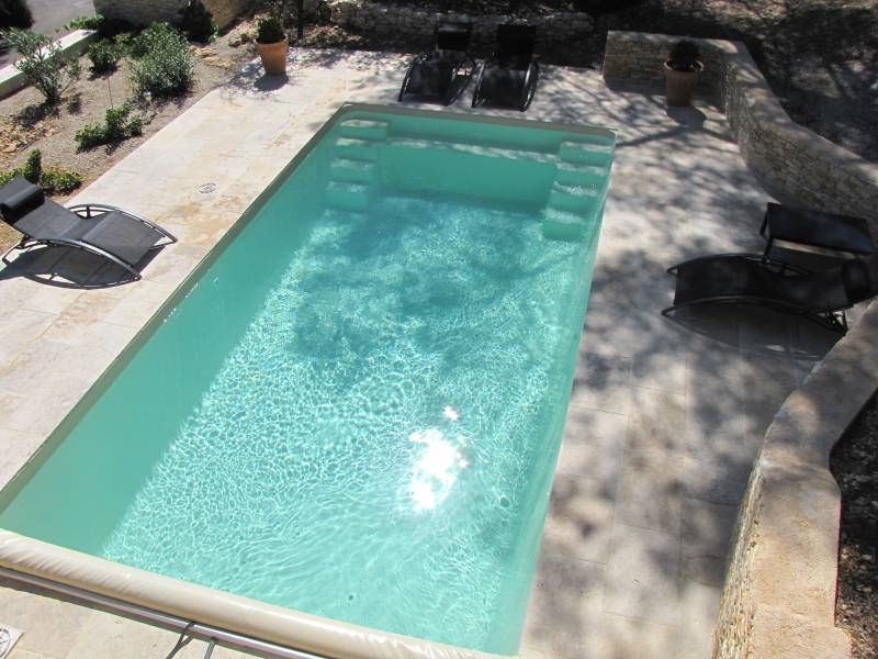 PISCINE COQUE POLYESTER RECTANGULAIRE AVEC BANQUETTE ET ESCALIERS D'ANGLES MODÈLE AÇORES