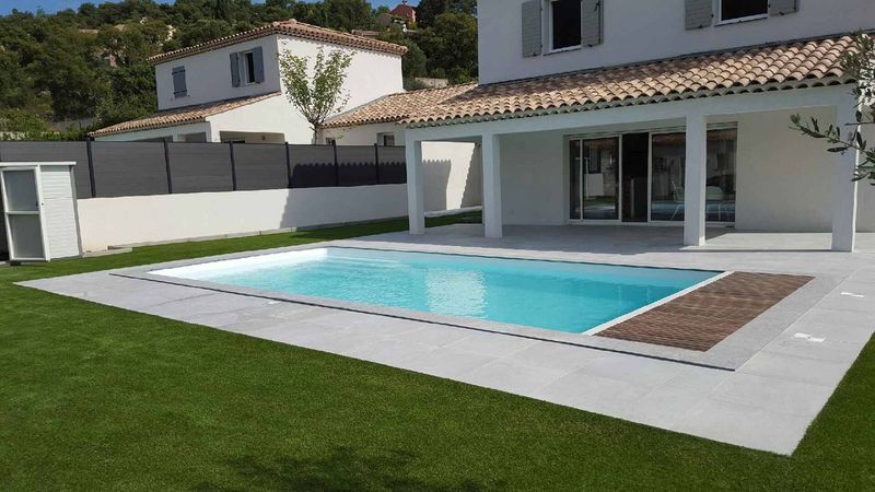 Piscine 10X4 avec couverture automatique intégrée sur Nîmes dans le Gard