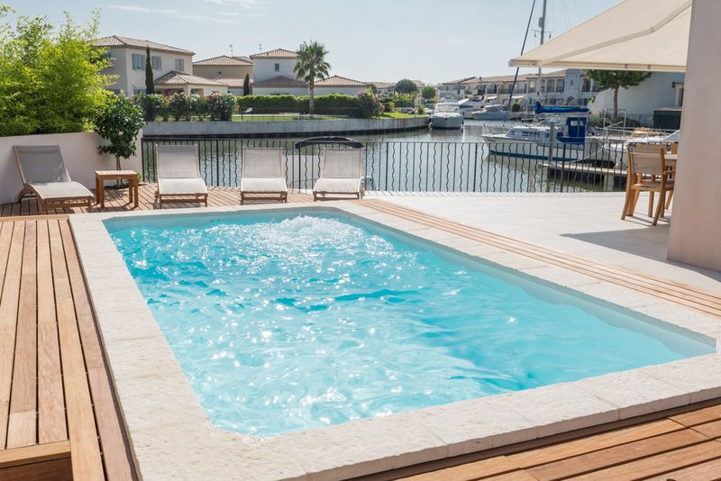 Piscine polyester avec options balneo nage à contre courant sur Nimes