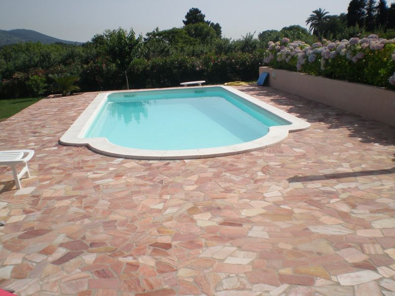 Réalisation d'un piscine polyester avec escalier roman en Corse