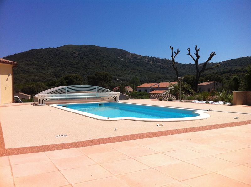 Piscine coque 10X4 réalisée en Corse avec abris