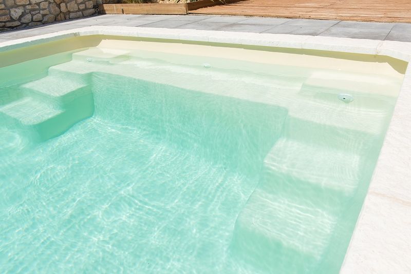 Modèle de piscine coque polyester  7X3 réalisé sur Marseille dans le 13