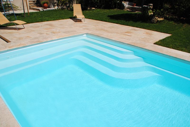 Piscine polyester 10X4 sur Perpignan avec escalier et banquette
