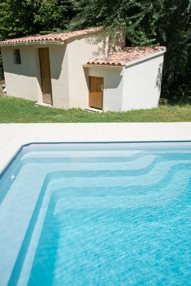 Escalier piscine coque volet roulant et banquette à vendargue