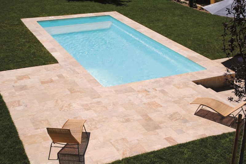 couverture automatique en fond de piscine coque béton