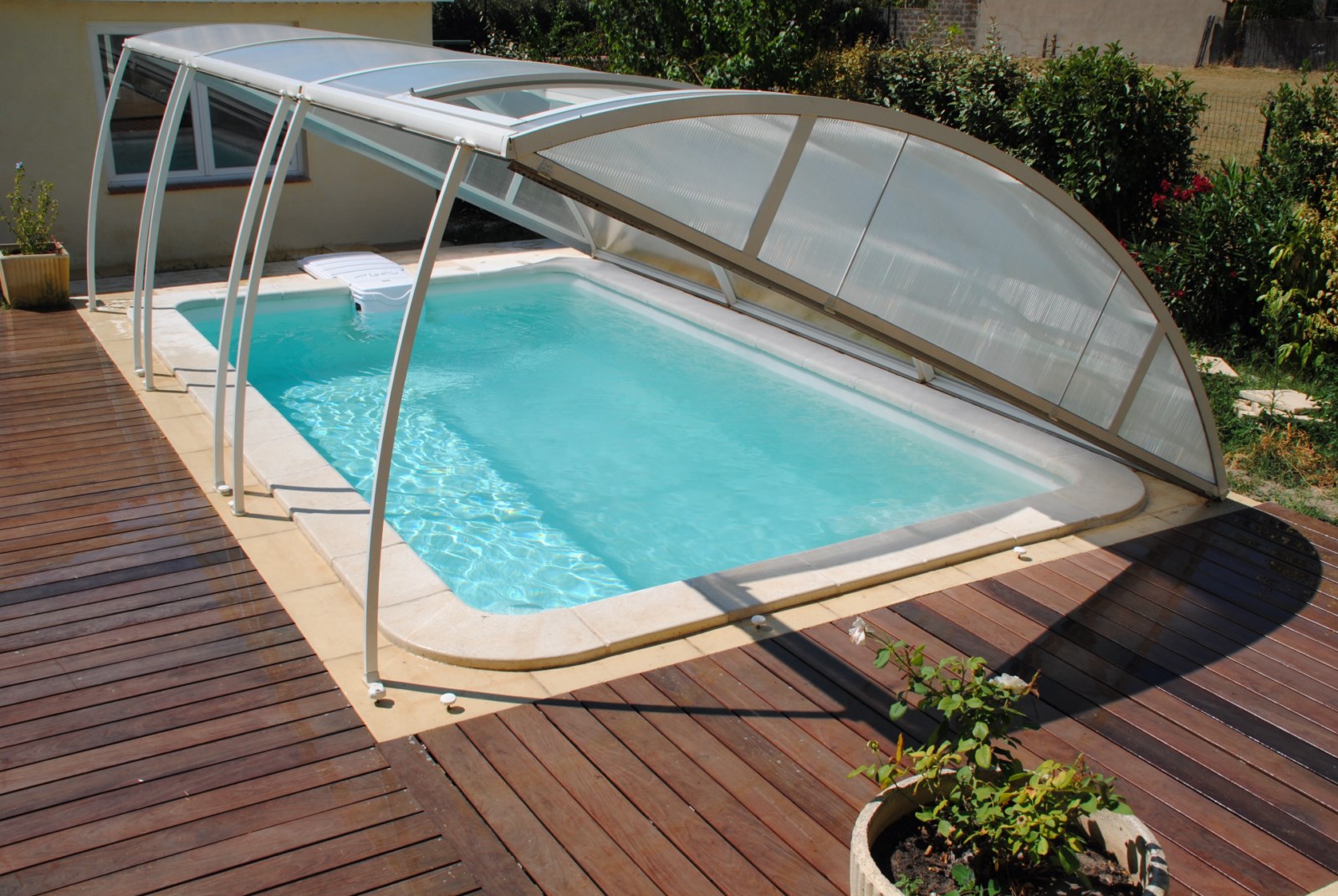 Piscine coque polyester à Arles avec abris de piscine