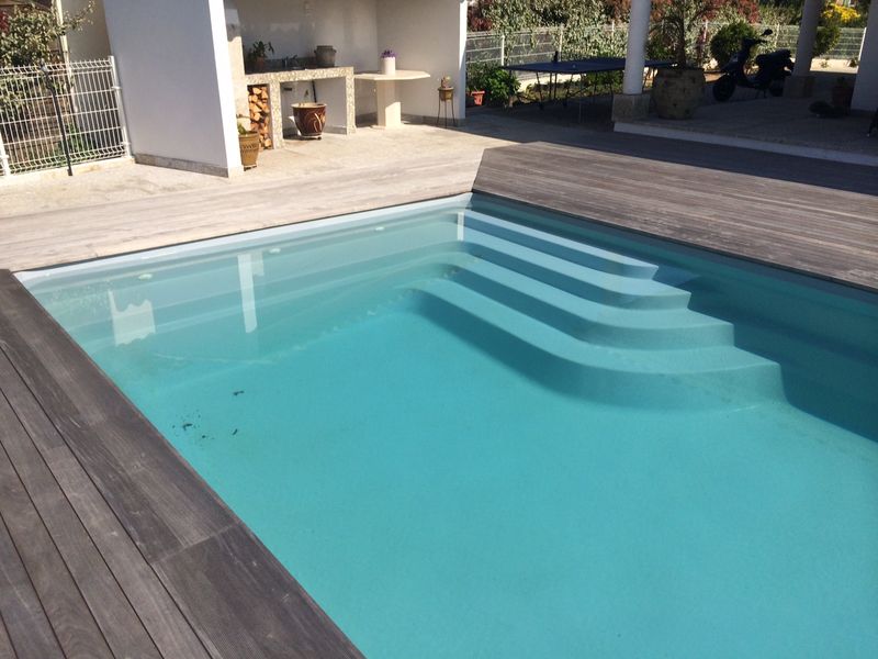 piscine coque polyester à Bézier