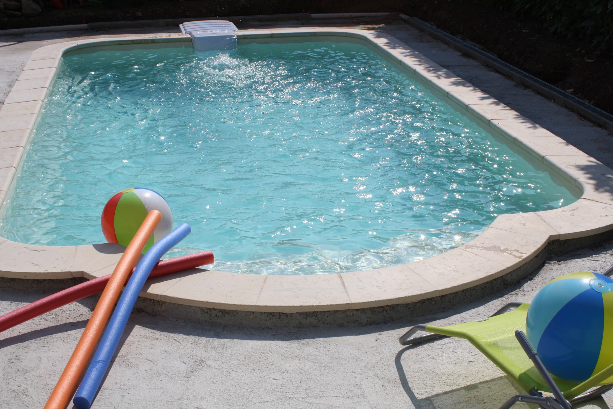 Vente et installation de piscines coque polyester à La Fare les Oliviers