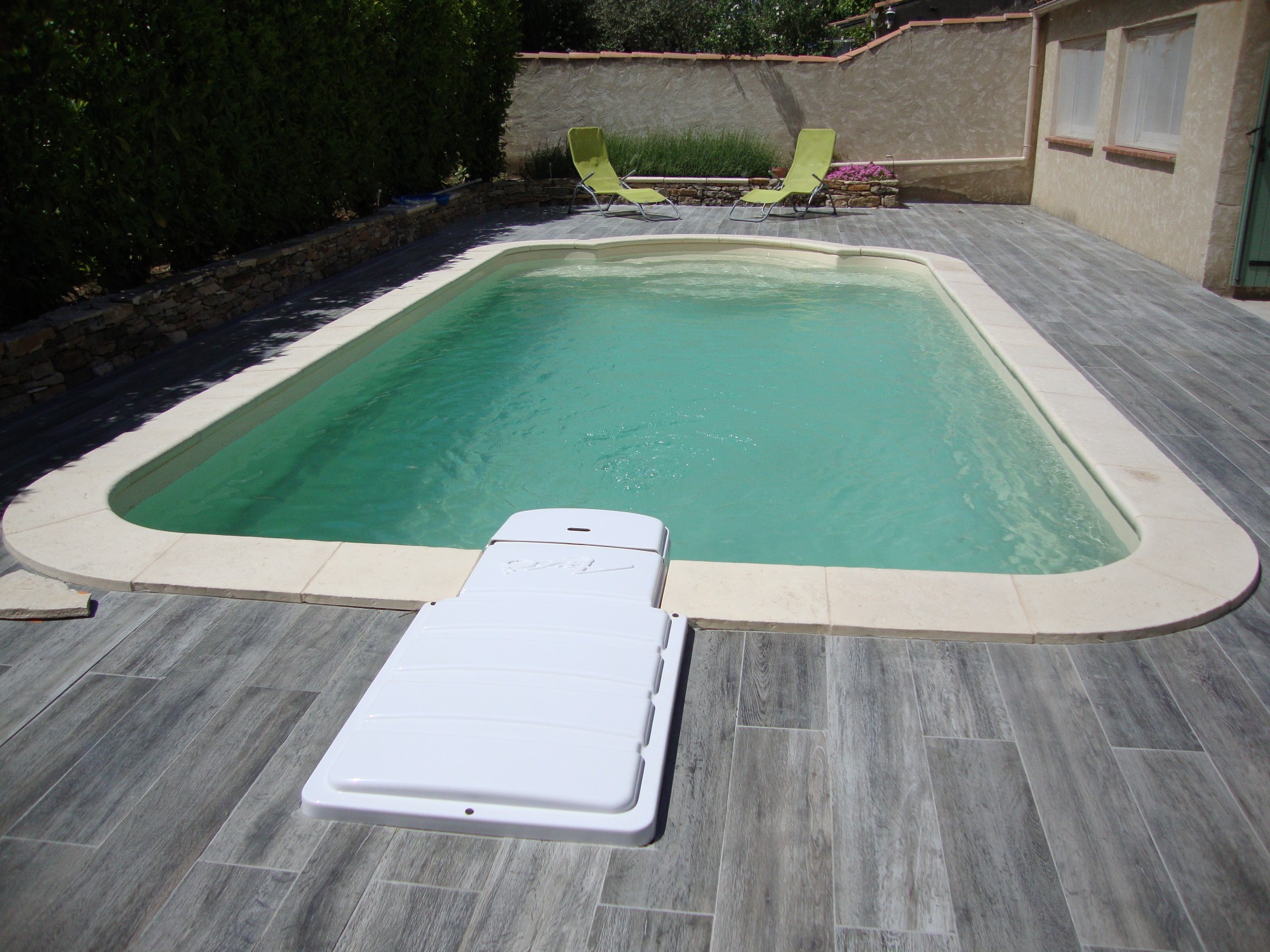 Piscine coque a prix discount avec  installation à Toulon 83000
