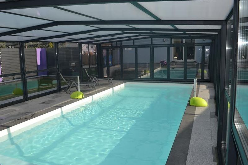 Devis piscine coque polyester avec couverture en fond sur Chambéry