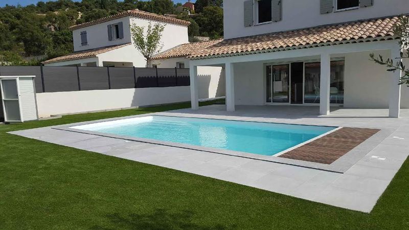 Piscine 8X4  avec couverture automatique immergée en fond en Corse